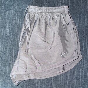 Nike Women's 2x NWOT Light Gray Lined Running Shorts